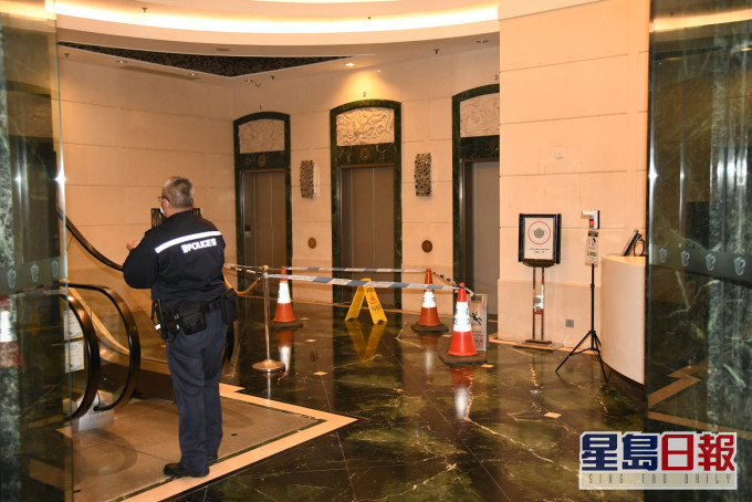 男子於酒店大堂天井墮下受傷。