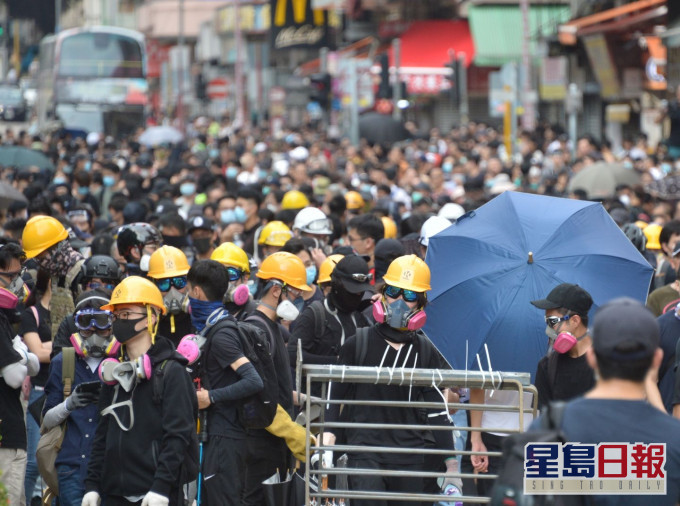 鄧炳強指,指去年6月至今年4月中,有約8000人因涉反修例事件被捕。 資料圖片