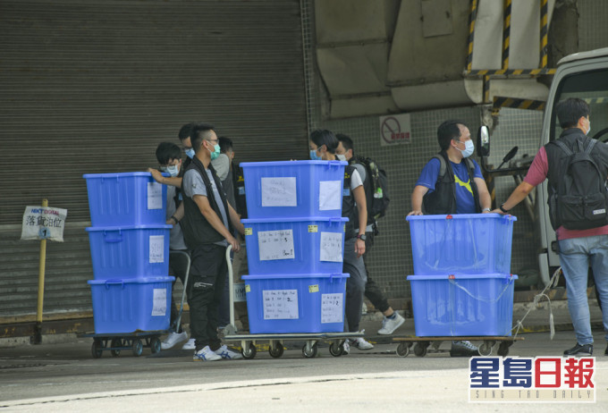警方本周一派近300警力到壹传媒大楼捡取大量文件。 资料图片