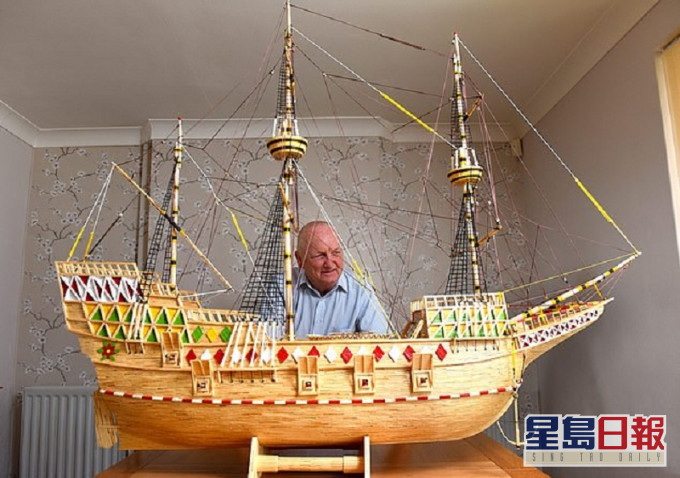 英國水手展示其親手製作帆船模型。網圖