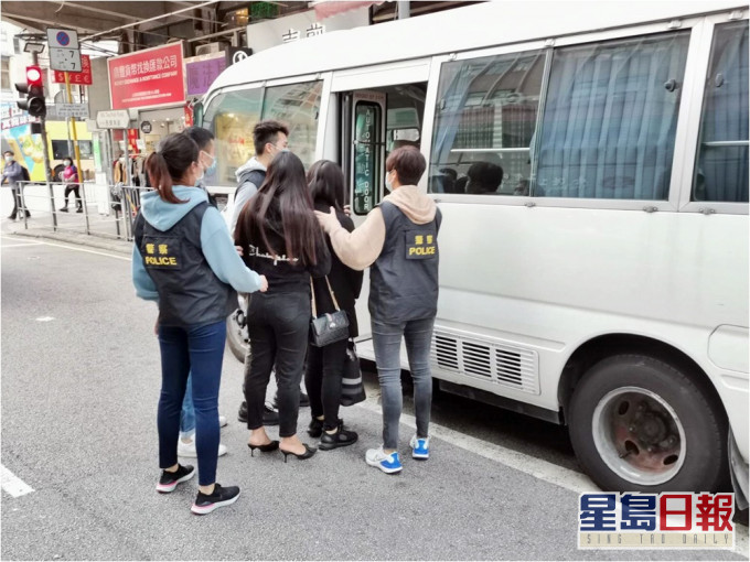 警方放蛇于九龙城捣破一个怀疑卖淫场所。警方图片