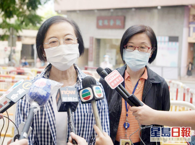 陳肇始及陳漢儀巡視葵青石籬社區會堂的臨時檢測中心。