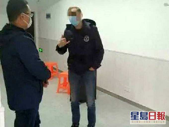 居委会工作人员劝说,但男事主拒绝集中隔离。网图