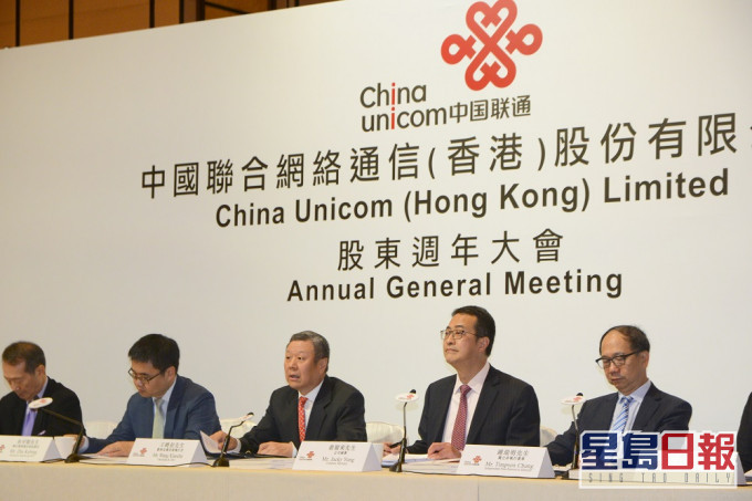 翁順來(右二)明年一月起出任中華汽車有限公司（026）「中巴」的CEO。資料圖片