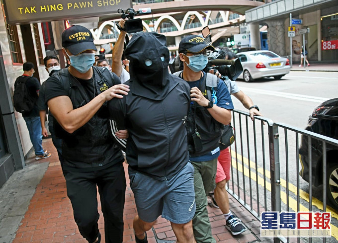 海關拘捕健身中心男東主兼董事。
