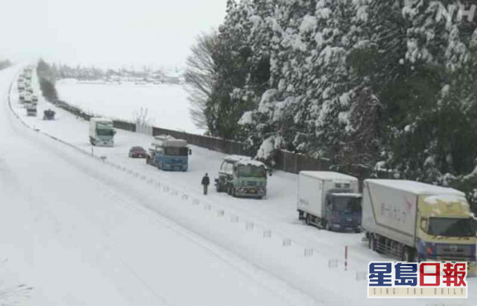 福井县北陆高速公路上至下午仍有逾500辆车被困。NHK