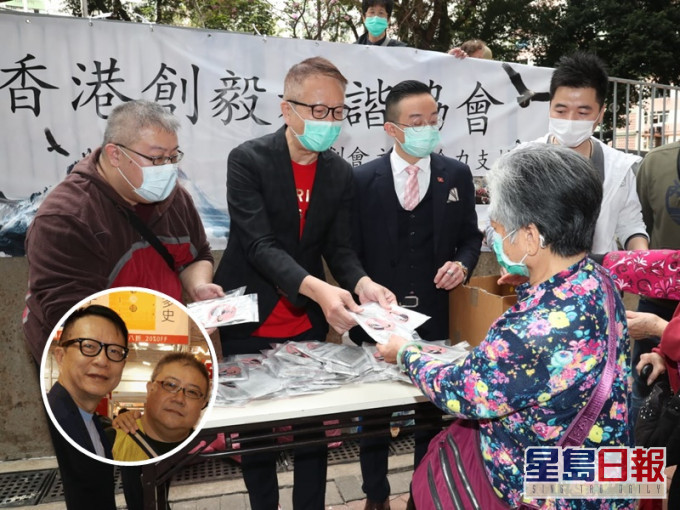 葉家寶第一次派口罩,拉埋口罩之星劉錫賢幫手。