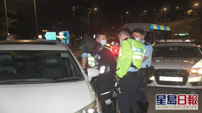 涉事私家車司機連撞數車終被捕。