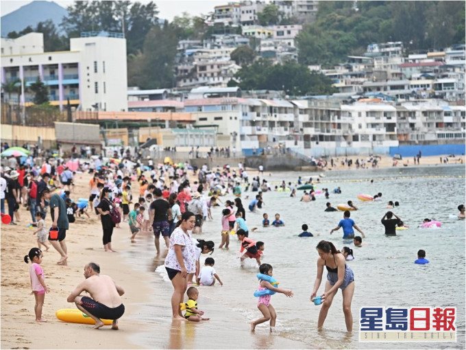 市民於復活長假遊長洲泳灘。李睿哲攝