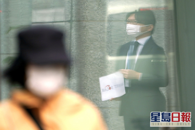 東京都政府要求民眾,周六日避免外出,以防疫情擴散。 AP圖