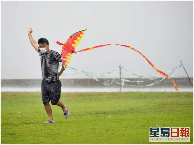 天文台預計該低壓區會在未來一兩日大致移向福建至台灣,對本港沒有直接威脅。