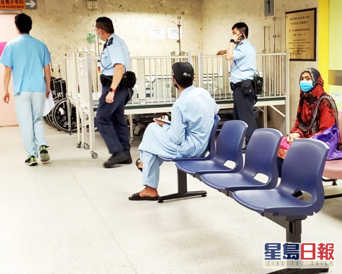 警方在醫院向男嬰親友了解情況。