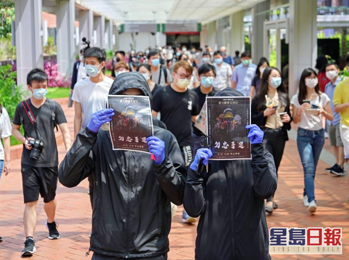 「守護港大聯署小組」成員在港大派發文宣。