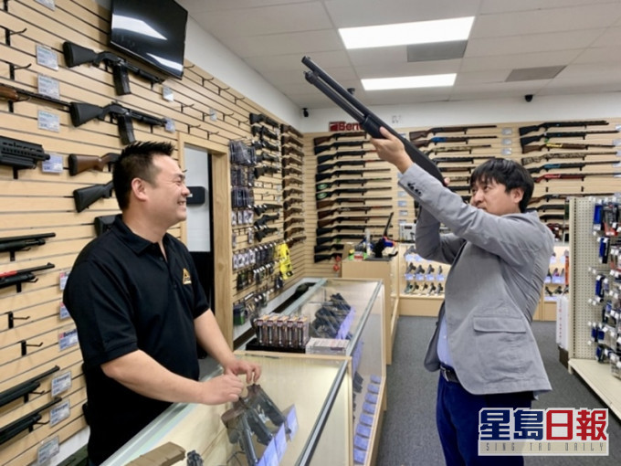 美国华裔担心新冠肺炎疫情引发仇外攻击，近日纷纷囤购枪械弹药傍身。