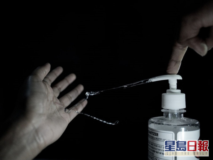 印度最少人10将酒精搓手液混入水解酒瘾,饮后死亡。unsplash图片