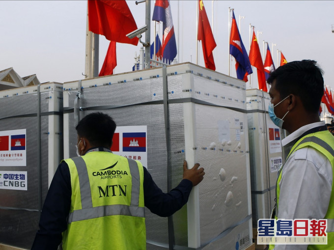 中國首批60萬劑新冠疫苗於今日下午運抵柬埔寨金邊國際機場。AP圖片