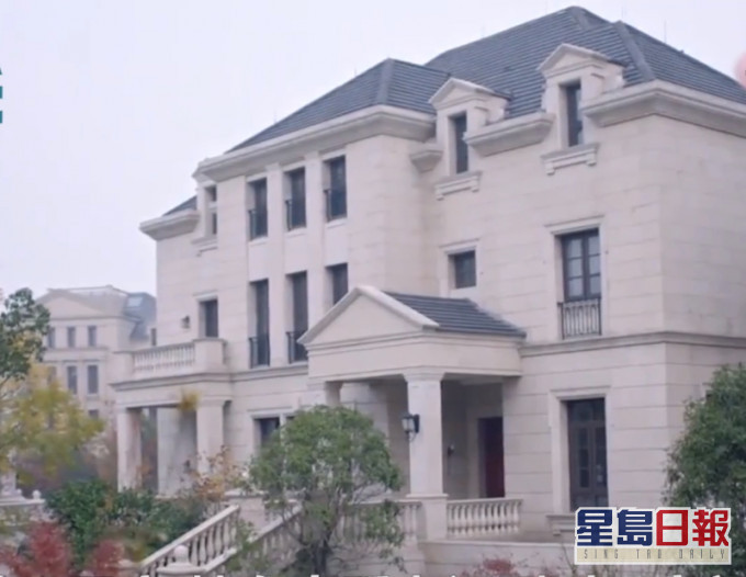 女子电视剧惊见自家豪华别墅,多年没住竟成剧组拍摄地,索赔300万人民币。(网图)