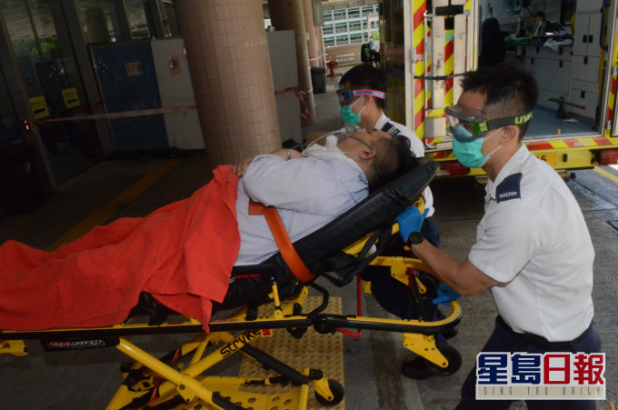 救護員將男子送到律敦治醫院搶救。