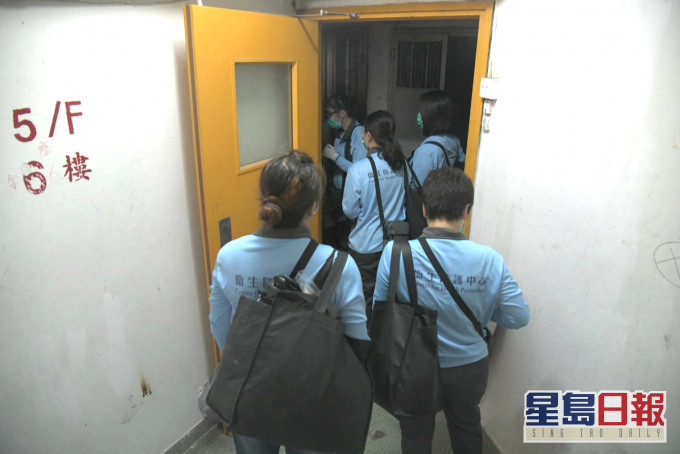 衞生署人員向居民派發樣本瓶。資料圖片