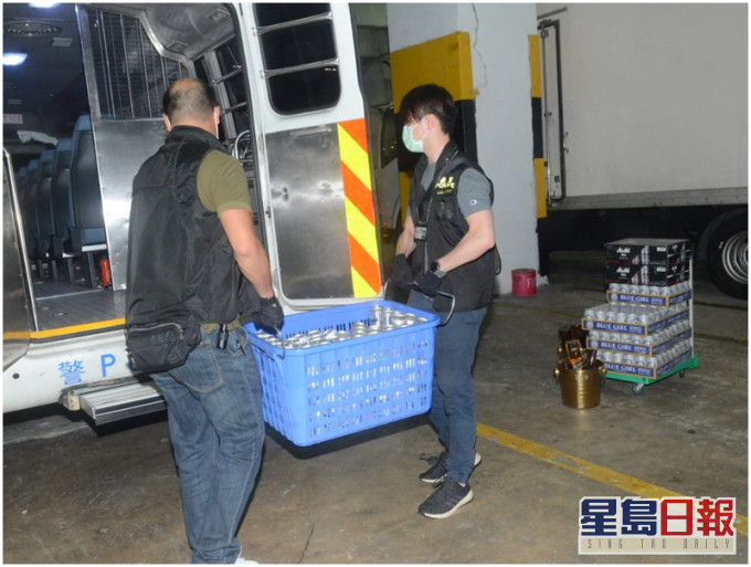 行動中,警員檢獲大量酒精類飲品,包括12支烈酒及約400罐啤酒,總市值約3萬元。