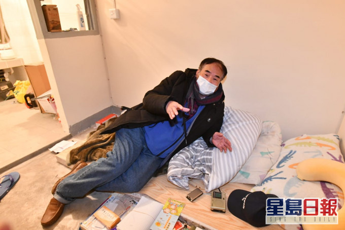 滯留內地老翁公屋被沒收無家可歸向區議員及傳媒求助。