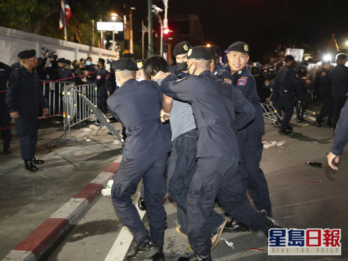 警方表示,超過20人違反緊急法被捕,當中包括至少3名反政府抗爭領袖。AP圖片