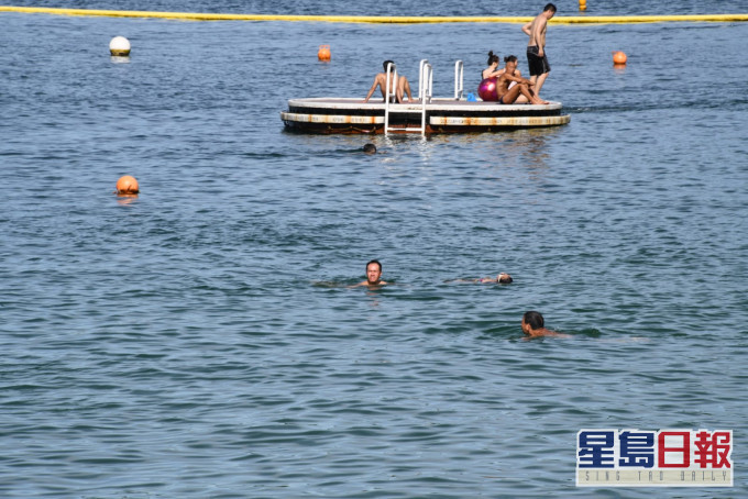西貢區銀線灣有不少泳客落水暢泳。