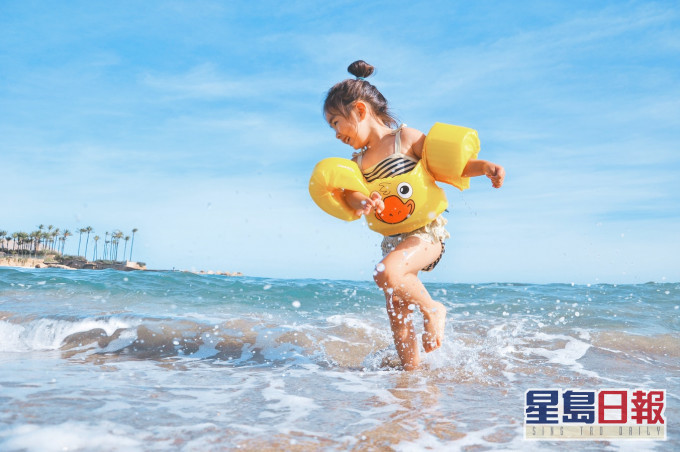 醫生指1歲以下嬰兒不適宜游泳。unplash圖片