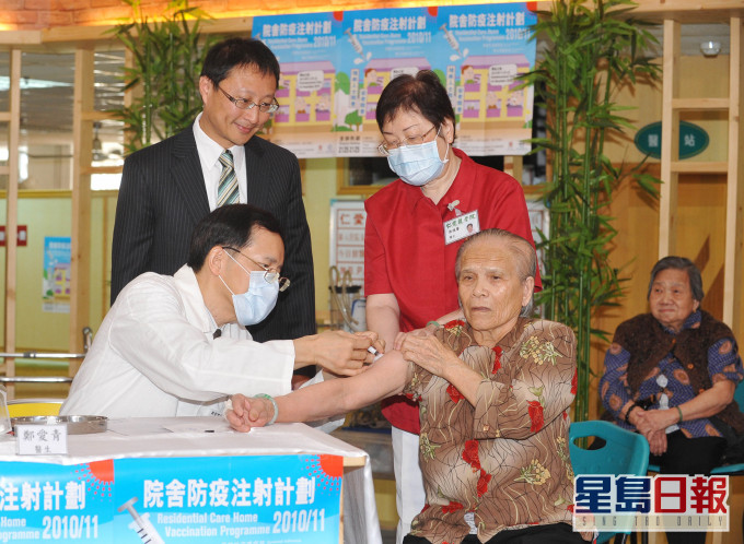 政府有意為安老院舍長者上門接種新冠疫苗,惟大部分長者對疫苗抱觀望態度。資料圖片