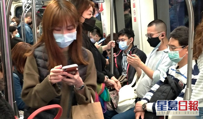 台湾宣布搭地铁要戴口罩。AP
