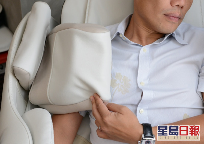 銷售員介紹按摩產品時,也應協助消費者試清楚各個按摩部位的力度。資料圖片