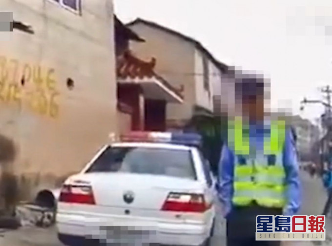 輔警將車主截停後,指出車輛有多處地方被改動。影片截圖