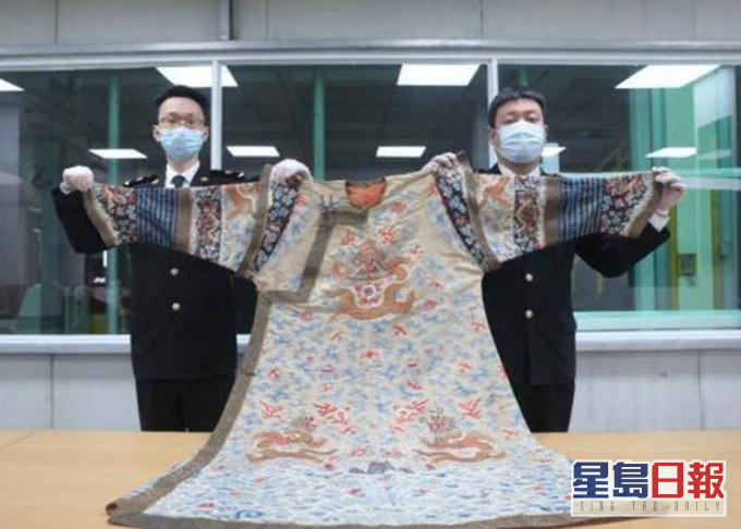 杭州蕭山機場海關檢獲清代龍袍，估計值15萬元人民幣。網圖