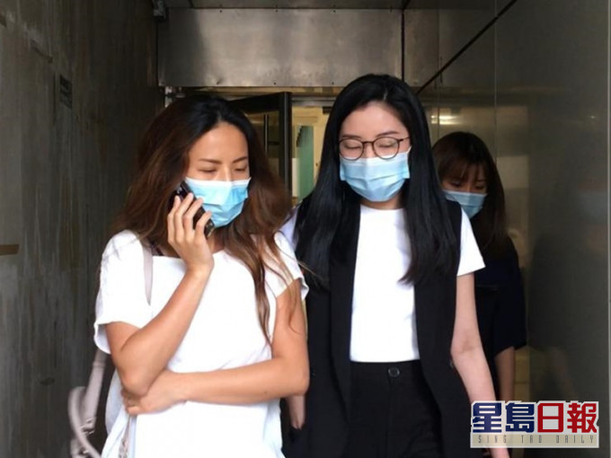 黄诗敏(右黑衣眼镜)。刘晓曦摄