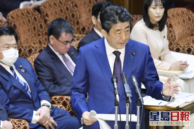 首相安倍晉三公布日本周四起要求所有從美國入境人士隔離14日。AP