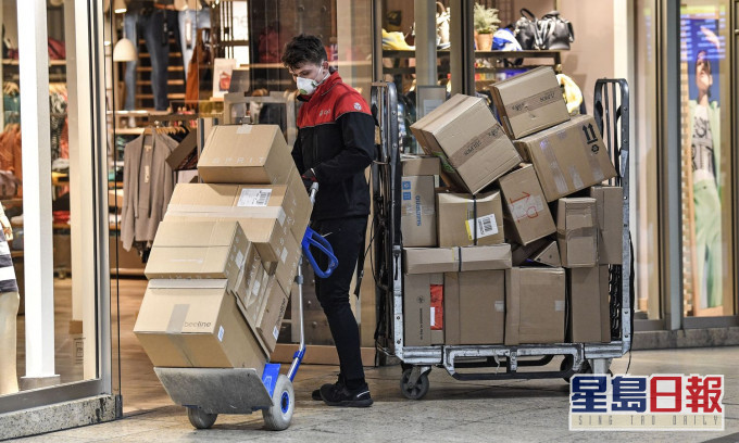 德國的超市、藥妝店、藥房等、銀行等仍繼續營業,以滿足日常生活所需。AP