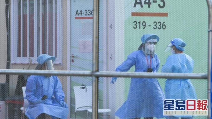 施荣忻建议容许港人在8间方舱医院完成每天核酸检测和隔离7天。资料图片