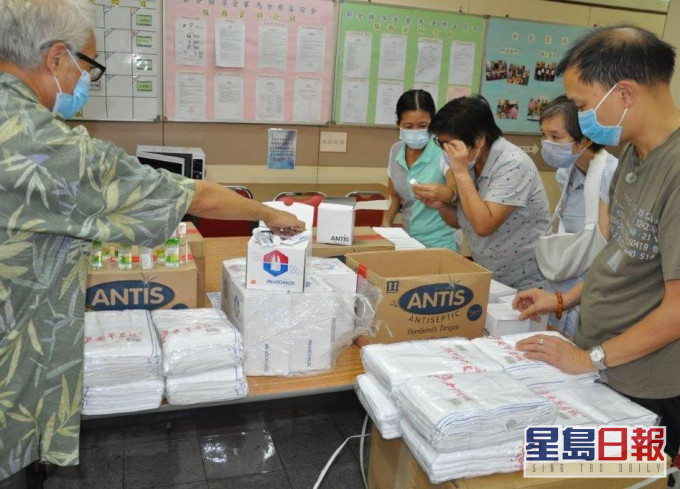 舍友协力将获赠的日用品分发予每位舍友。邻舍辅导会图片