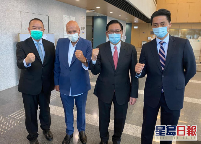 林健鋒(右二)提交表格競逐立法會選舉,盛智文(左二)、余鵬春(左一)和周維正(右一)到場支持。