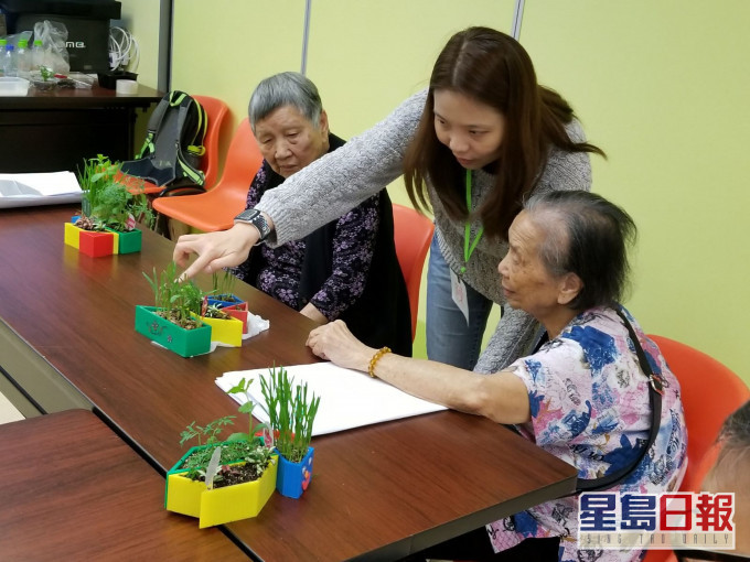 「蒲寓」创办人陈咏欣通过园艺治疗，帮助长者转动脑筋和锻炼手眼协调，从而减缓脑退化症状。 受访者提供