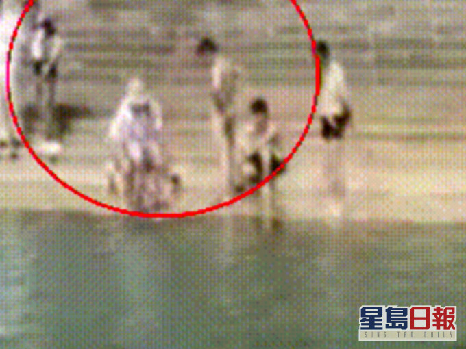 家长昆明盘龙江戏水绳套小孩像遛狗。(网图)