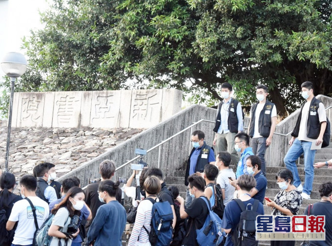 警方國安處人員昨日進入校園搜證。資料圖片