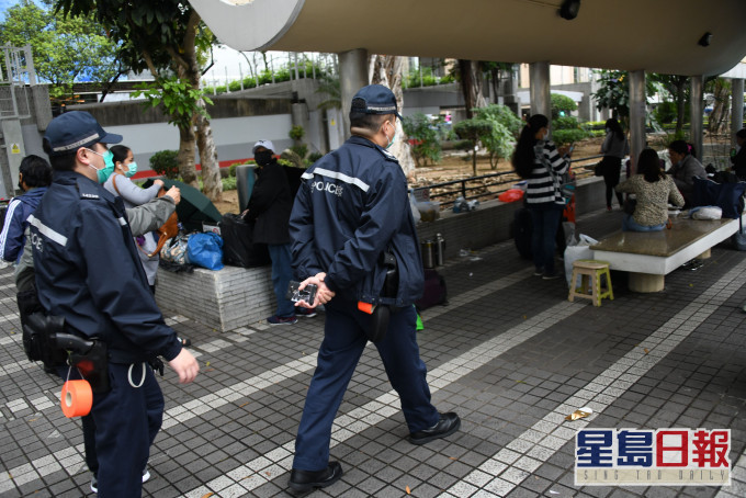 警員在中環皇后像廣場巡查違例聚集。 資料圖片