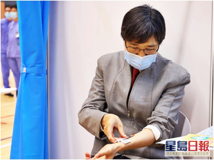 袁國勇本月初在接種中心自行以皮裏注射接種復必泰新冠疫苗。資料圖片