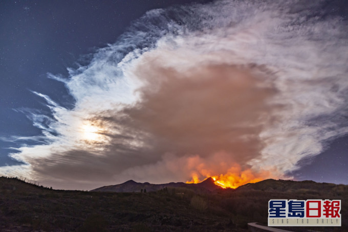埃特纳火山岩浆喷射高达1500米。AP图片