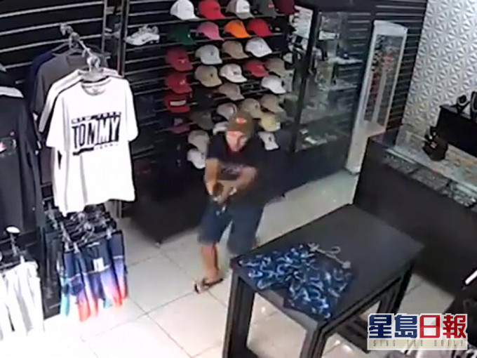劫匪開了一槍後落荒而逃,店老闆開槍追擊。(網圖)