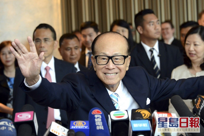 李嘉誠最近給商界好友和一些效力多年的老臣子,送上一份「小禮物」。資料圖片