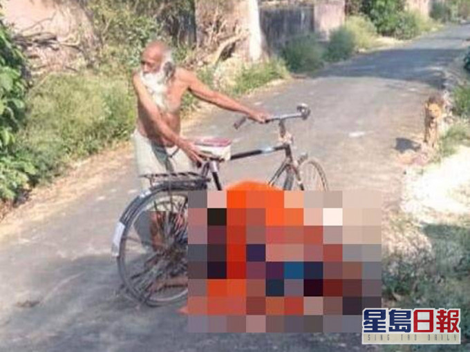 老翁神情無助踩單車載愛妻遺體數小時找火葬機會。