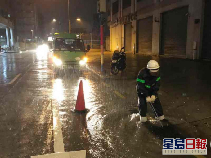 多處低窪地區出現水浸市政署加派人員清理雨水井以加快排水。圖:mo gov