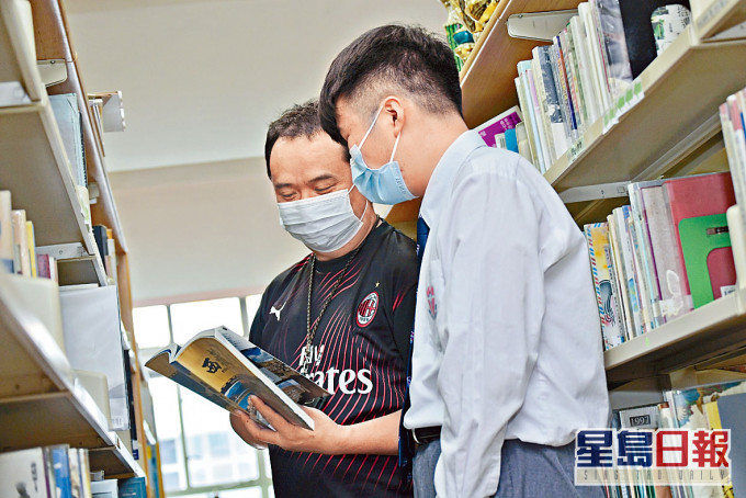 跨境考生周同學(右)提早返港備試,期望在教師督促下學習,考獲全科第三級成績,升讀心儀大學。梁譽東攝